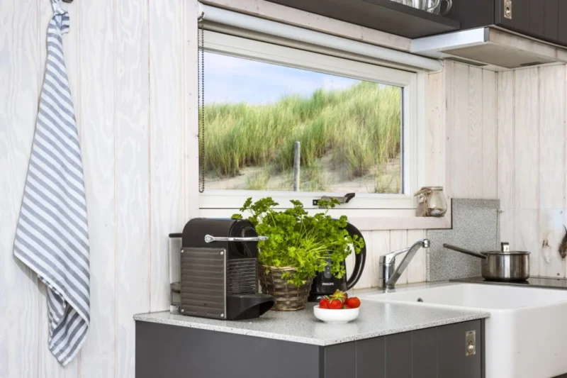 Keukenraam met uitzicht op de duinen bij Haagse Strandhuisjes