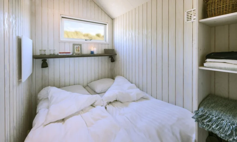 Tweepersoonsslaapkamer in een Haags strandhuisje