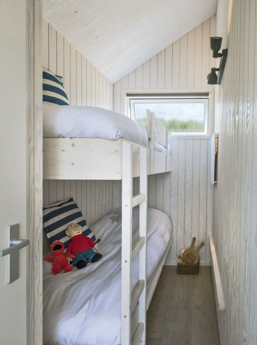 Stapelbed in de tweede slaapkamer van een strandhuisje