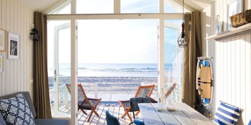 Uitzicht vanuit een Haags strandhuisje op de zee