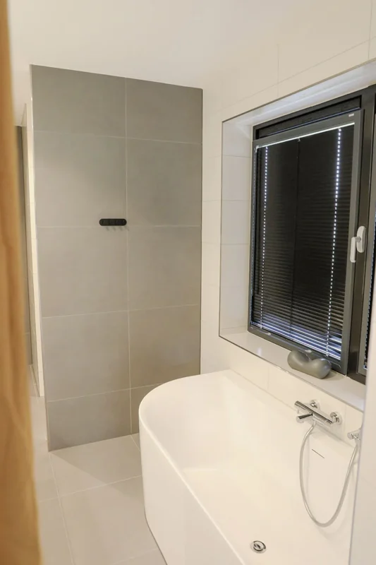 Badkamer met ligbad en inloopdouche in een Harderwold-villa