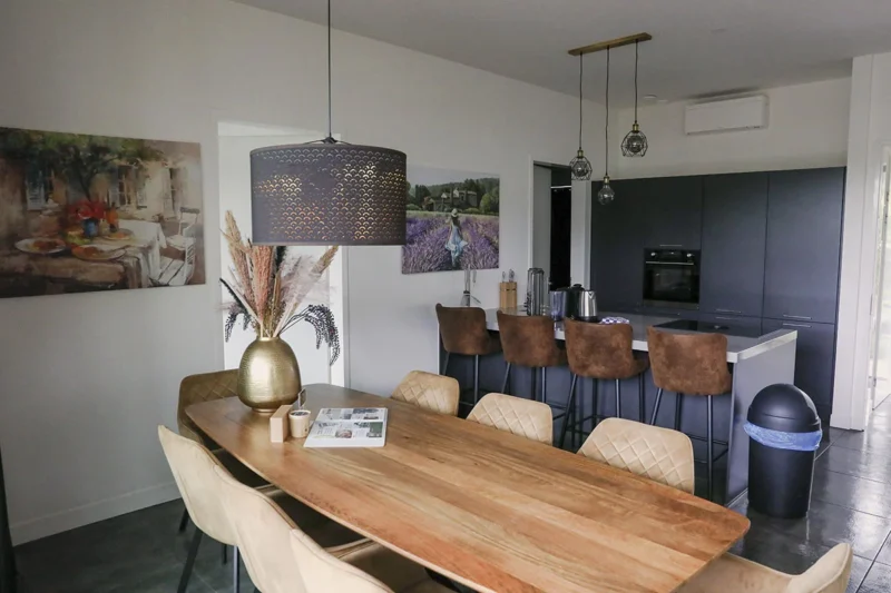 Eetkamer en open keuken in een villa op Harderwold