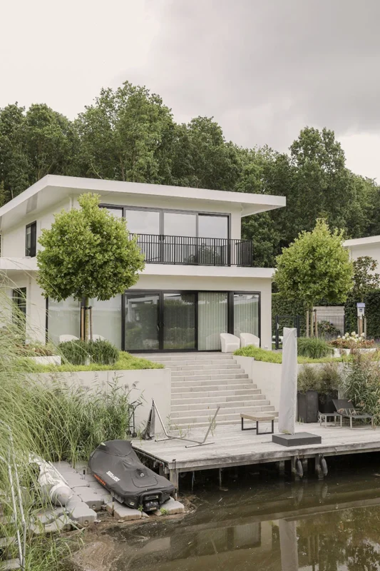 Moderne vakantievilla met steiger aan het water op Harderwold