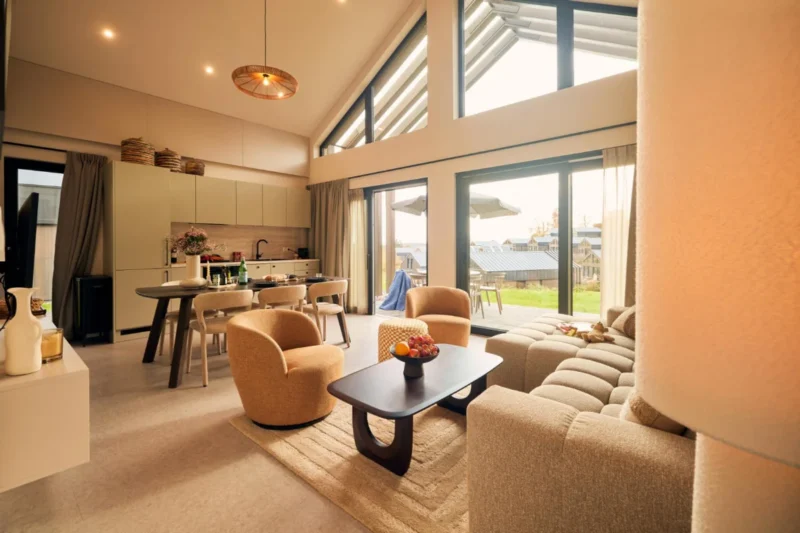 Hoge woonruimte van de Comfort Lodge bij Harz Eco Lodges