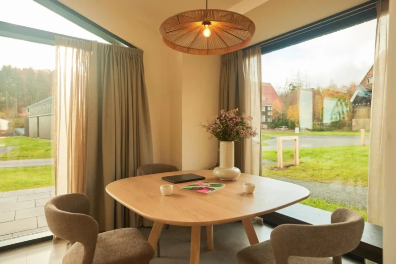Eethoek bij het raam in de Suite Lodge bij Harz Eco Lodges