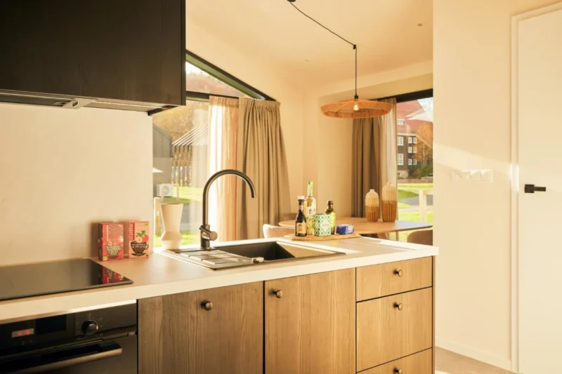 Ingerichte keuken van de Suite Lodge bij Harz Eco Lodges
