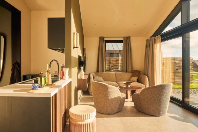 Woonkamer met grote ramen in de Suite Lodge bij Harz Eco Lodges