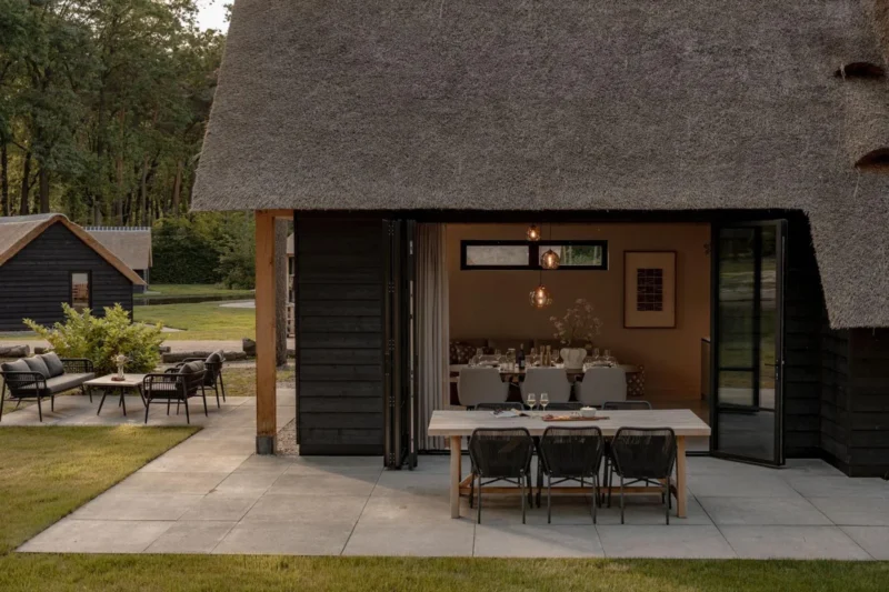 Groene tuin tussen de vakantiehuizen van Hof van Nassau