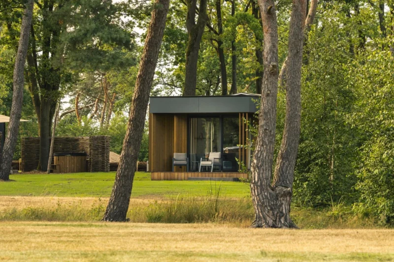 Waterlodge tussen de bomen op Hofparken De Bergvennen