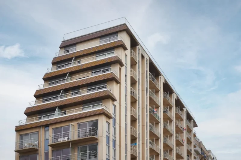 Appartementengebouw aan de boulevard bij Holiday Suites Blankenberge