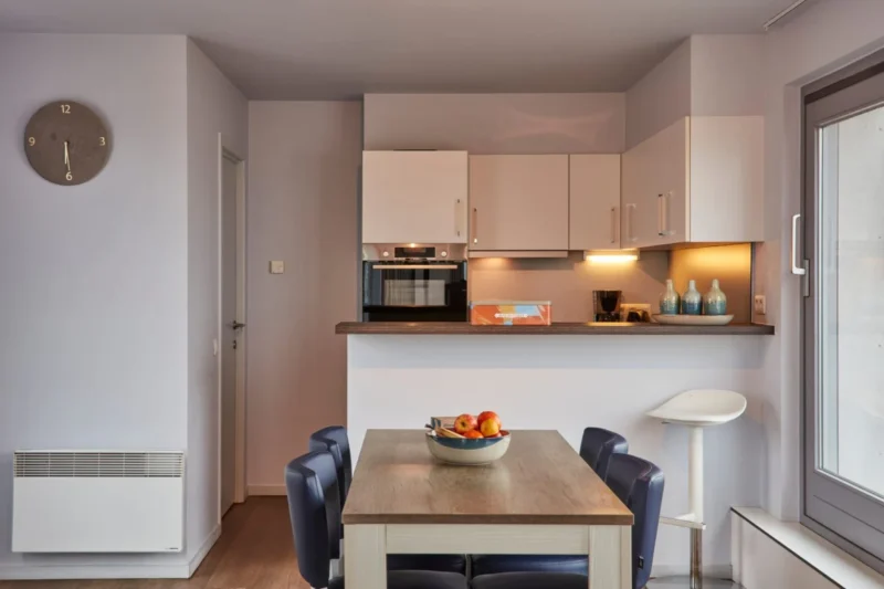 Keuken en eettafel bij Holiday Suites Blankenberge