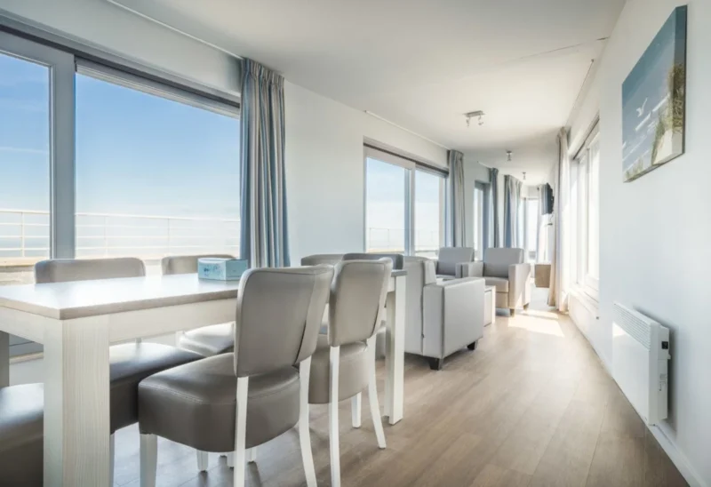 Penthouse met grote ramen bij Holiday Suites Blankenberge