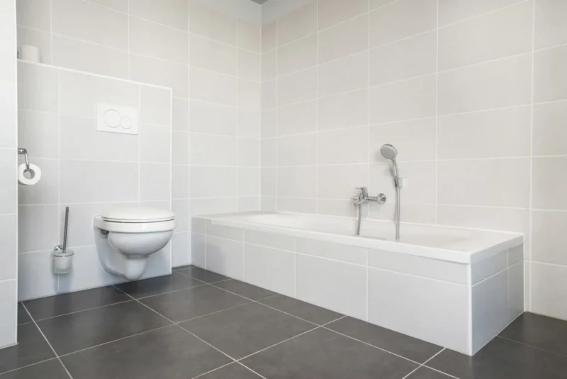 Badkamer met ligbad bij Holiday Suites Blankenberge