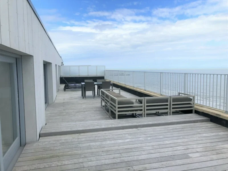 Terras bij een penthouse bij Holiday Suites Blankenberge