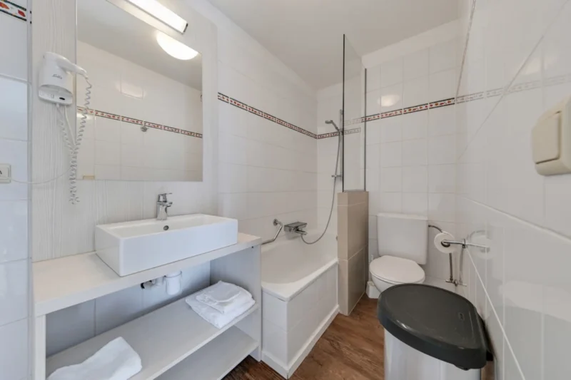 Badkamer met douche bij Holiday Suites De Haan