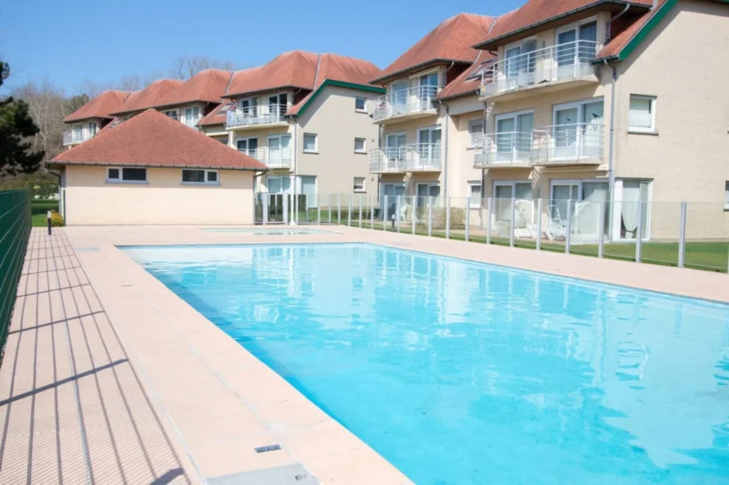 Buitenzwembad bij Holiday Suites De Haan