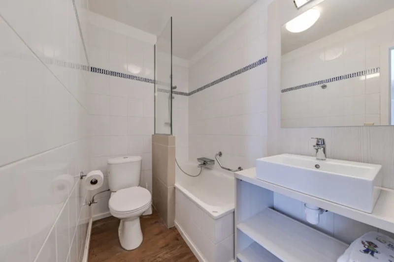 Badkamer bij een appartement bij Holiday Suites De Haan