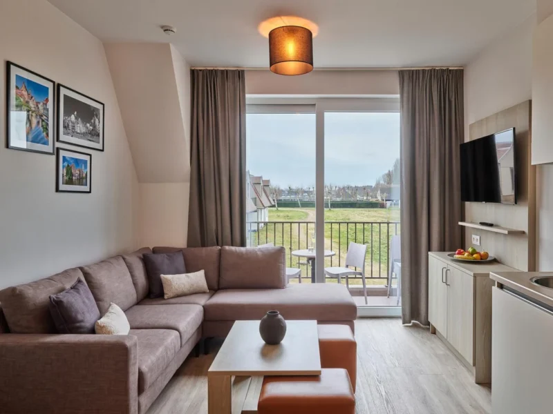 Zithoek met zicht op buiten bij Holiday Suites Jabbeke Klein Strand