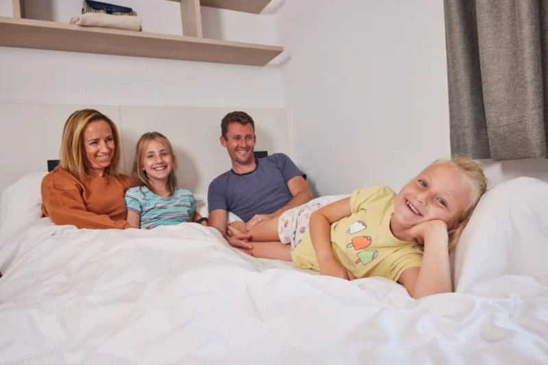 Slaapruimte voor een gezin bij Holiday Suites Jabbeke Klein Strand