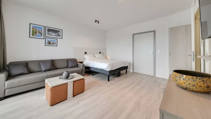 Studio met bed en bank bij Holiday Suites Jabbeke Klein Strand