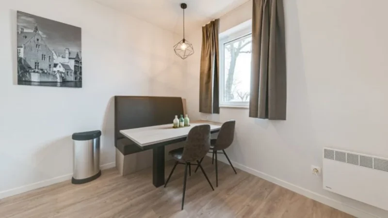 Eethoek in een appartement bij Holiday Suites Jabbeke Klein Strand