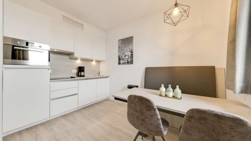 Keuken en zitruimte bij Holiday Suites Jabbeke Klein Strand