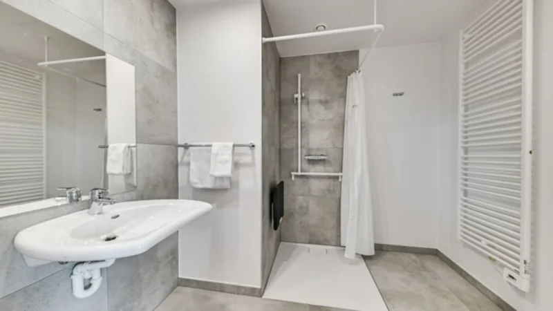 Douche en wastafel bij Holiday Suites Jabbeke Klein Strand