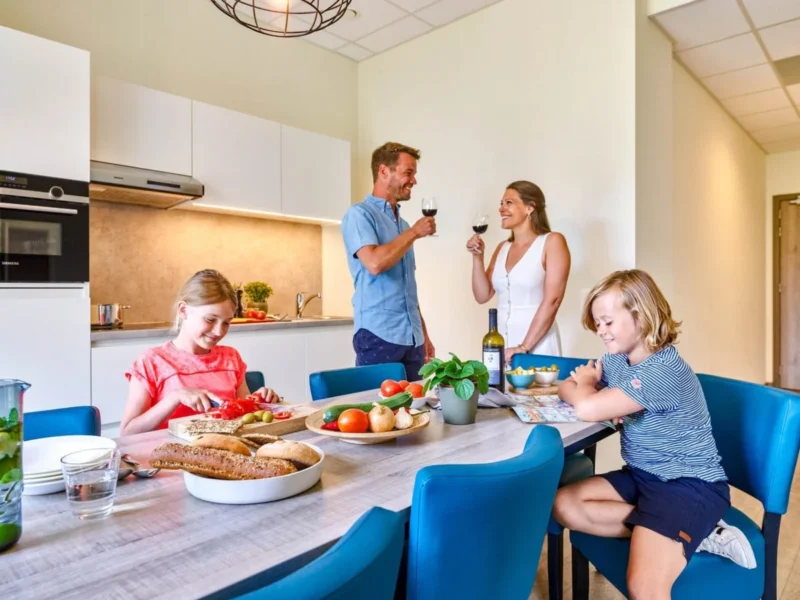 Eten aan de keukentafel bij Holiday Suites Nieuwpoort
