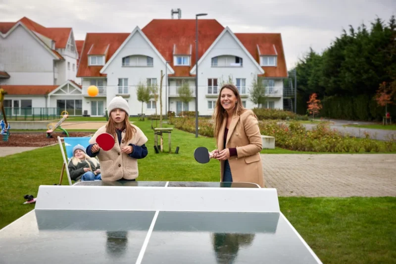 Tafeltennissen bij de appartementen bij Holiday Suites Nieuwpoort