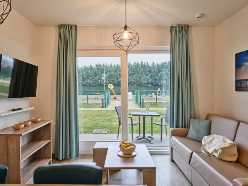 Woonruimte met balkon bij Holiday Suites Nieuwpoort