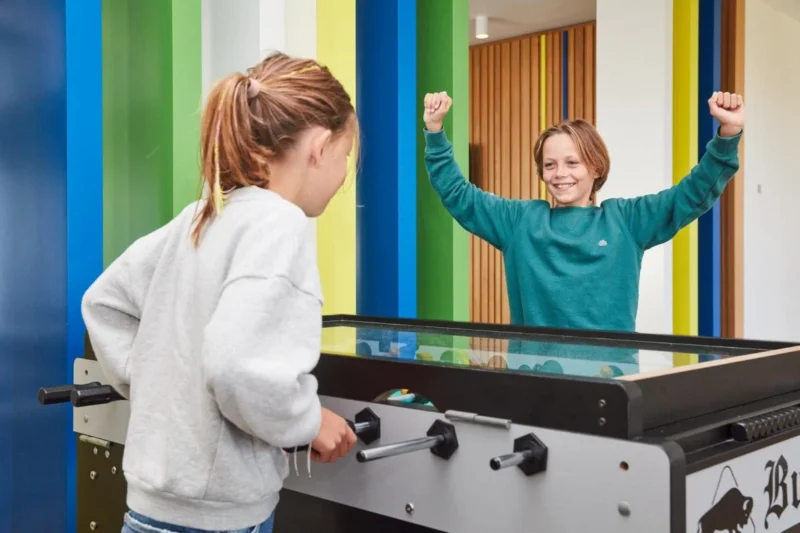 Tafelvoetbal binnen bij Holiday Suites Westende
