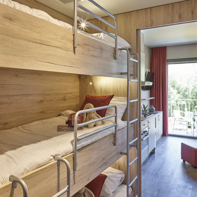 Stapelbed in een slaaphoek bij Holiday Suites Westende