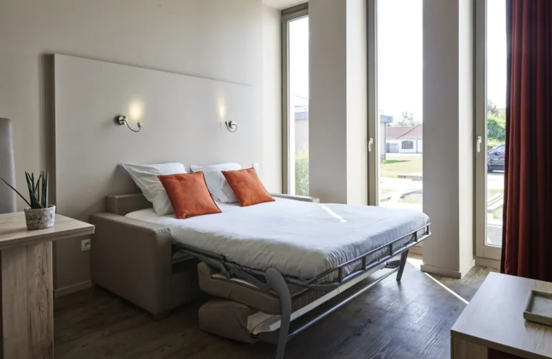 Tweepersoonsbed in een studio bij Holiday Suites Westende