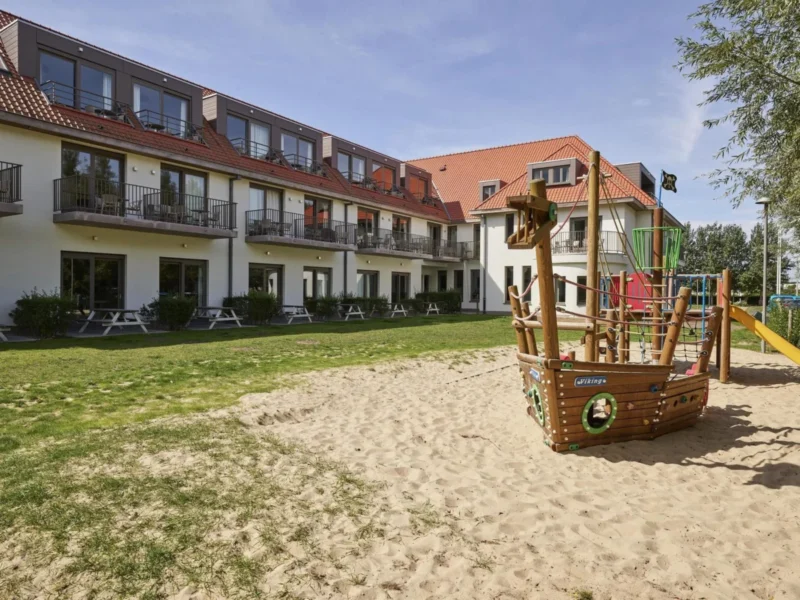 Speelboot op het terrein bij Holiday Suites Westende