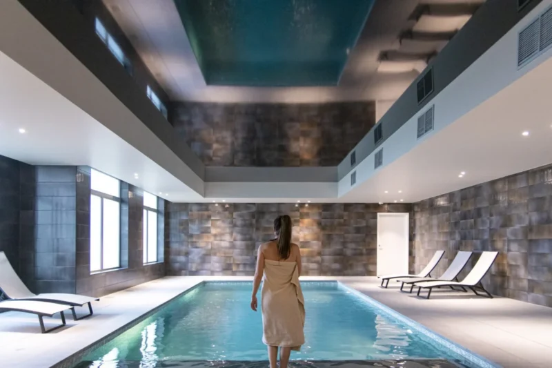 Binnenzwembad bij Holiday Suites Zeebrugge