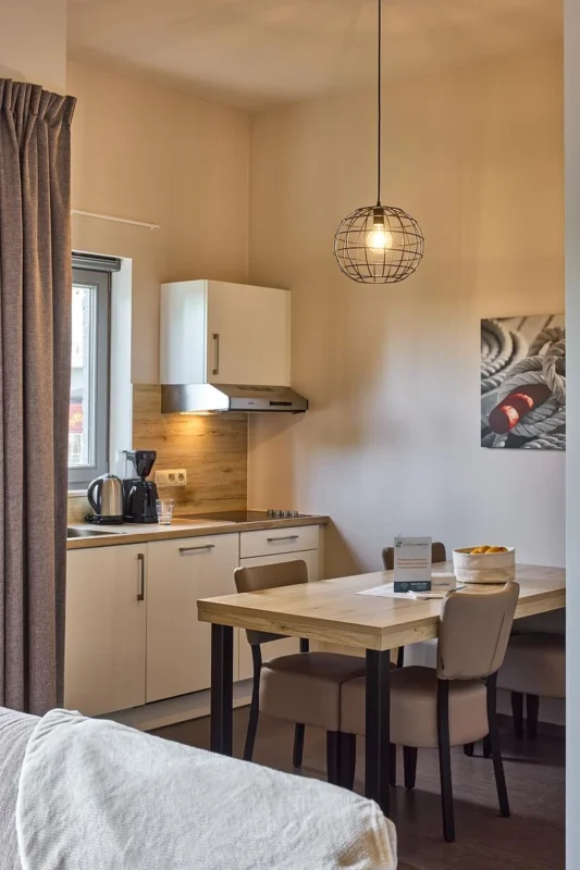 Keuken en eethoek bij Holiday Suites Zeebrugge
