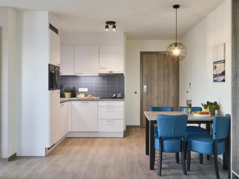Keuken en tafel in een appartement bij Holiday Suites Zeebrugge