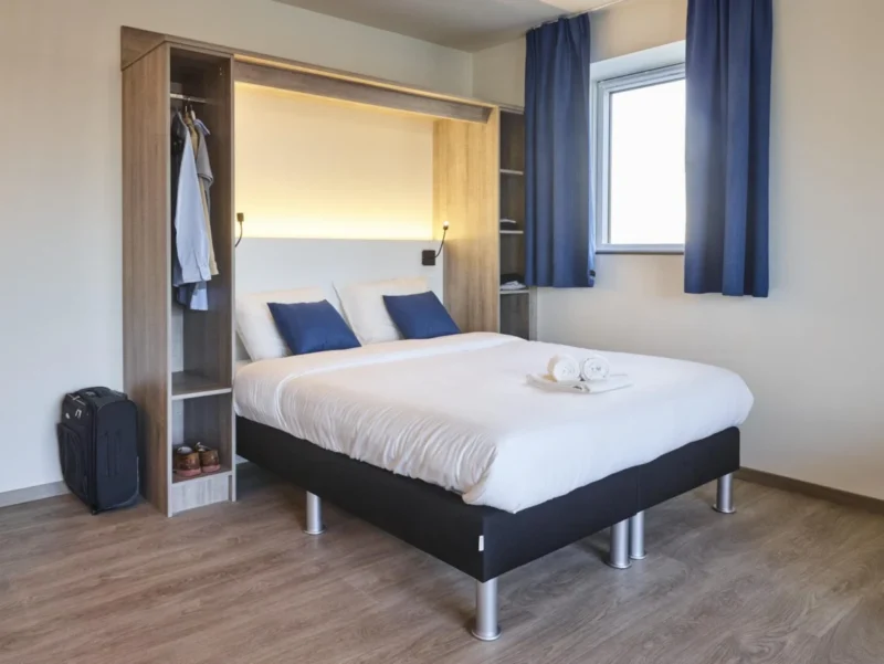 Tweepersoonsbed in een studio bij Holiday Suites Zeebrugge