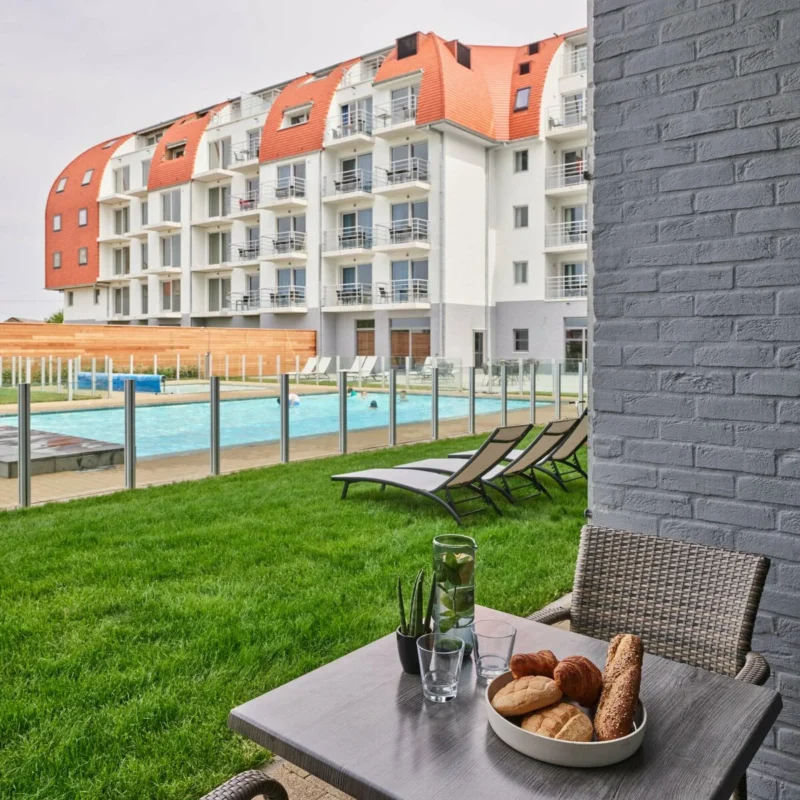 Terras met zicht op het terrein bij Holiday Suites Zeebrugge