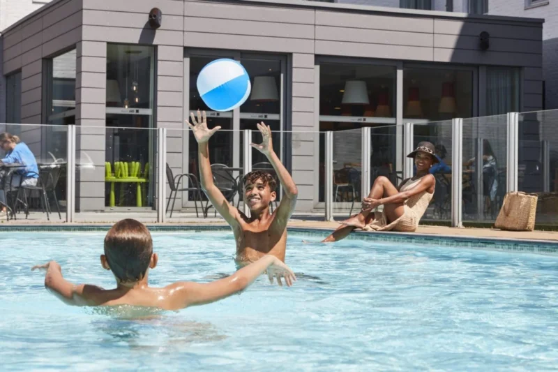 Buitenzwembad bij Holiday Suites Zeebrugge