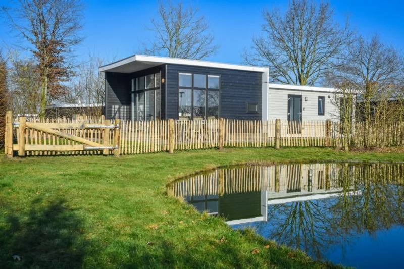 Forest Doglodge met omheinde tuin bij Hölte
