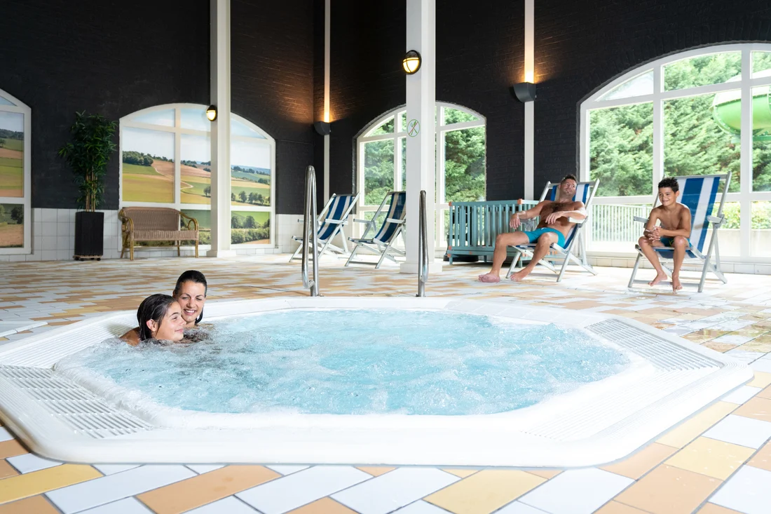 Bubbelbad bij het binnenzwembad van Landal Hoog Vaals