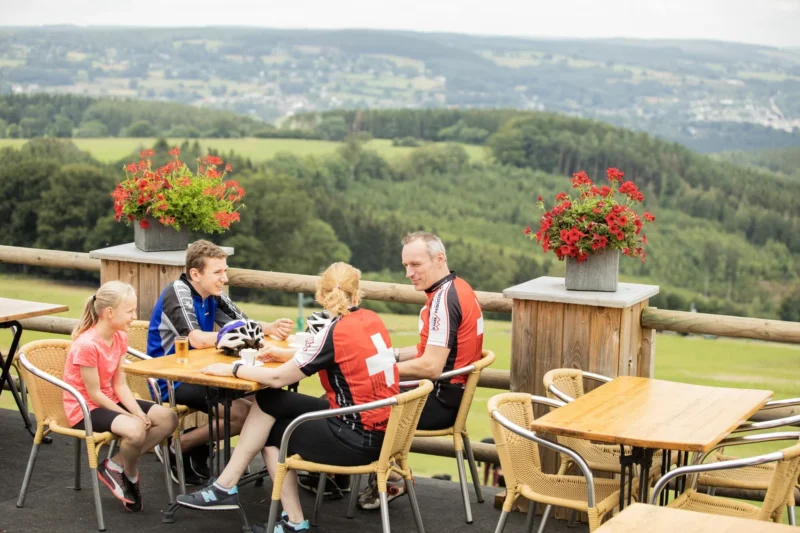 Terras met uitzicht over de Ardennen bij Landal Village les Gottales