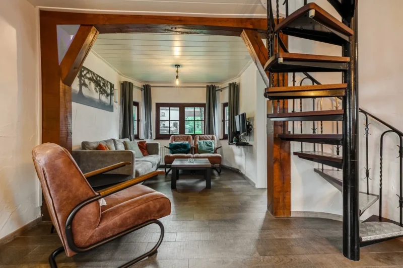 Woonkamer met houten balken bij Landal Village les Gottales