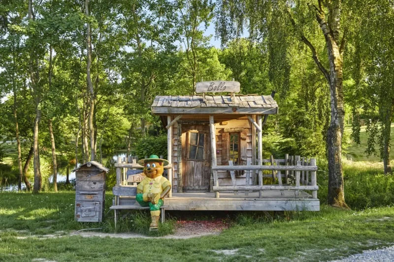 Bollohuis tussen de bomen bij Landal Village l'Eau d'Heure