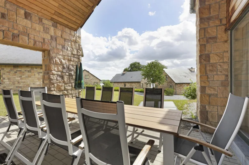Overdekt terras bij een bungalow bij Landal Village l'Eau d'Heure