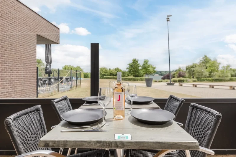 Terras bij de centrale voorzieningen bij Landal Village l'Eau d'Heure