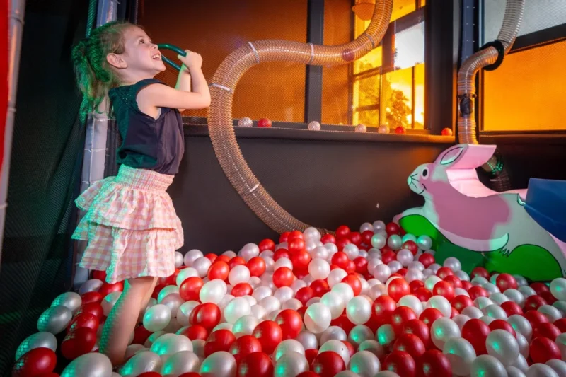 Ballenbad in de activiteitenhal bij Landal Warsberg