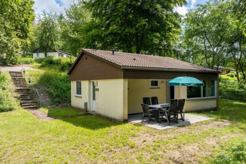 Bungalow met terras tussen het groen bij Landal Warsberg