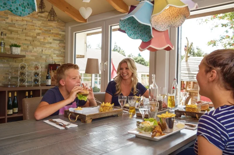 Eten in het restaurant bij Landal Warsberg